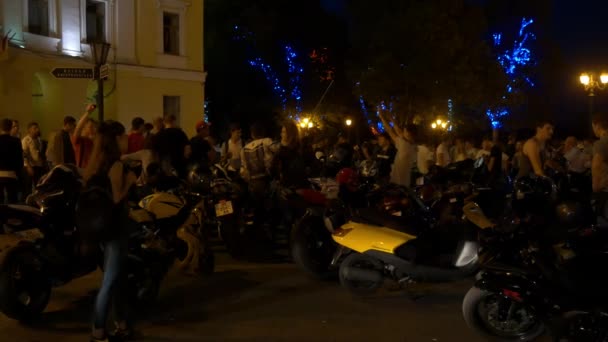 Odesa, Ukraina - juni 20 2016: Tur att arbeta dag. Motorcyklist dagen. Bikers dag. — Stockvideo