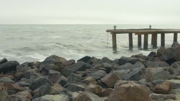航海計器、砂の上のグラフ。花崗岩の岩。パイプ桟橋、ボラード — ストック動画
