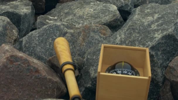 Bussola e cannocchiale spyglass su rocce di granito. Metallo molo, dissuasore e bitt — Video Stock