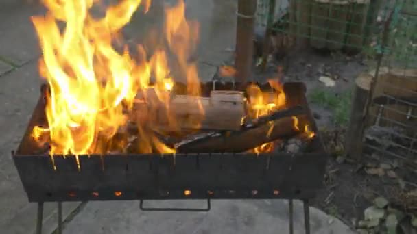 在火盆里燃烧木材和煤。准备烧烤羊肉串和烧烤 — 图库视频影像