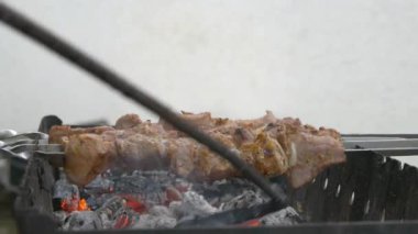 Et şiş ızgara üzerinde. Kebab üzerinde sos damlar. Barbekü porsiyon.
