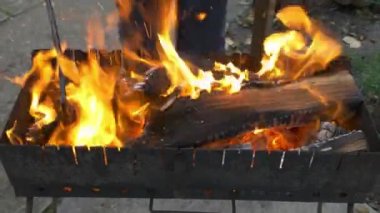 Odun ve kömür içinde mangal yakma. Mangal Şiş kebap ve ızgara hazırlanması