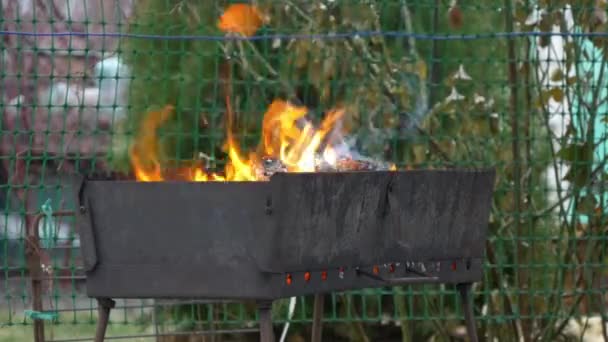 Het branden van hout en kolen in de brazier. Voorbereiding van de barbecue shish kebab en grill — Stockvideo