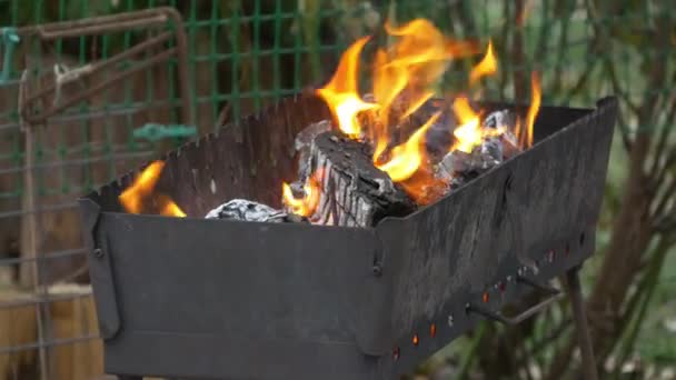 Holz und Kohle im Kohlenbecken verbrennen. Zubereitung von Grill Dönerspieß und Grill — Stockvideo