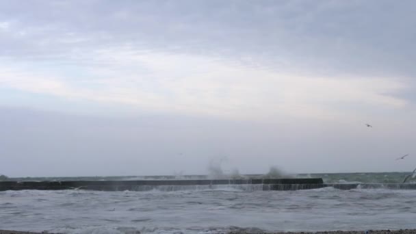 在一个巨大的风暴期间的混凝土墩。大波浪拍打泊位 — 图库视频影像
