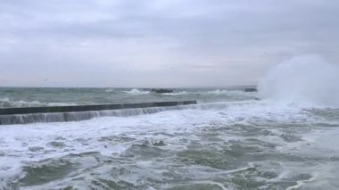 Büyük bir fırtına sırasında beton iskelesi. Büyük dalgalar üzerinde yatak kırma