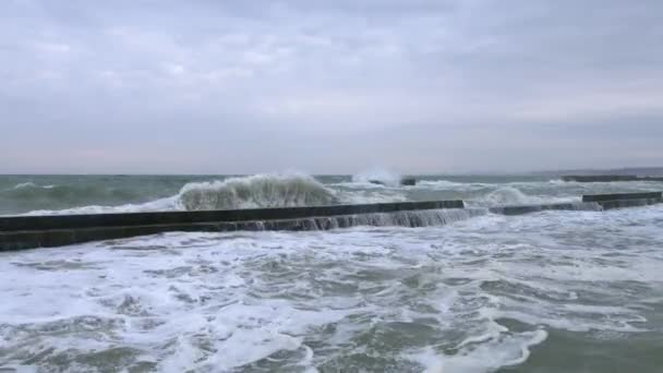 Muelle de hormigón durante una gran tormenta. Grandes olas rompiendo en el amarradero — Vídeos de Stock