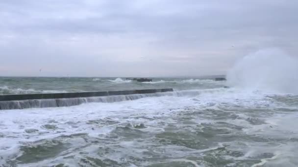 Muelle de hormigón durante una gran tormenta. Grandes olas rompiendo en el amarradero — Vídeo de stock