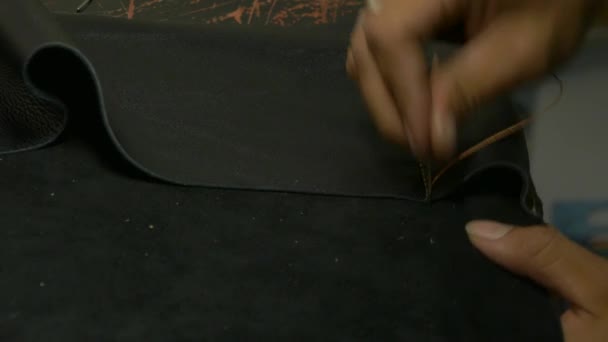 Furrier trabaja con tela de cuero sintético. Accesorio profesional hecho a mano . — Vídeos de Stock