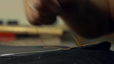 Kürkçü sentetik deri kumaş ile çalışır. El yapımı profesyonel Aksesuar.