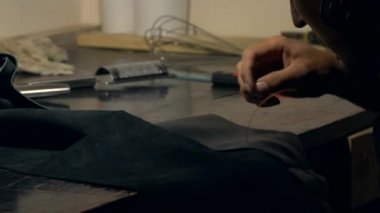 Kürkçü sentetik deri kumaş ile çalışır. El yapımı profesyonel Aksesuar.