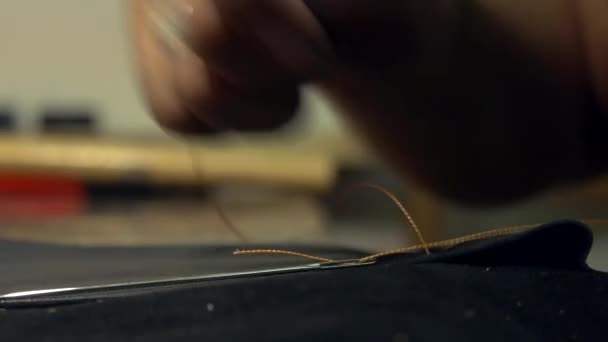 Furrier trabaja con tela de cuero sintético. Accesorio profesional hecho a mano . — Vídeo de stock