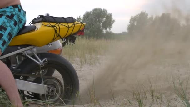 Motociclo ruota posteriore scivola nella sabbia. La moto sportiva fa il burnout. Rallentatore — Video Stock