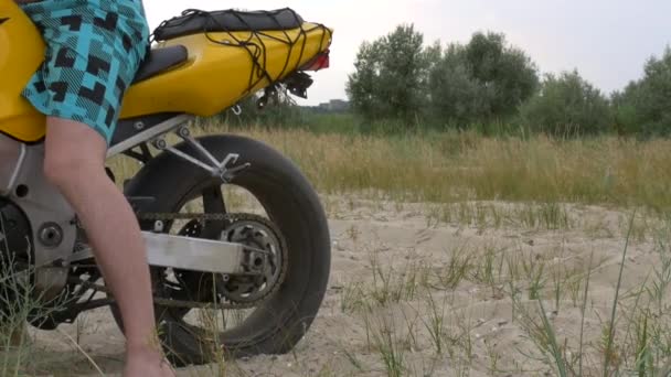 Roda traseira da motocicleta desliza na areia. A bicicleta desportiva faz burnout. Movimento lento — Vídeo de Stock