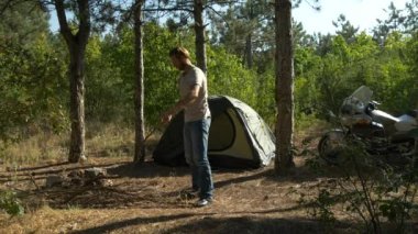 Motosikletçi standları ve çadır camp yakınındaki ormanda odun şenlik ateşi için tatili