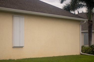 Uyarıdan sonra kasırga gelmeden önce kepenkleri kapatılmış evler.