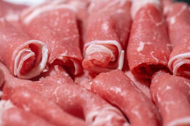 Güveç için bir dilim çiğ et.