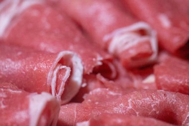 Güveç için bir dilim çiğ et.