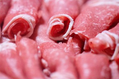 Güveç için bir dilim çiğ et.