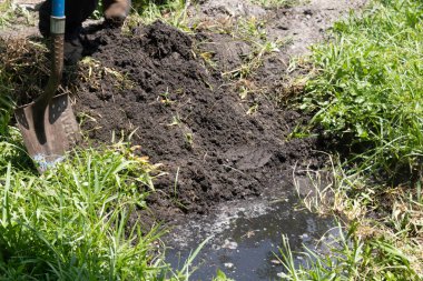 Bakım için bir fosseptik tankını boşaltmak