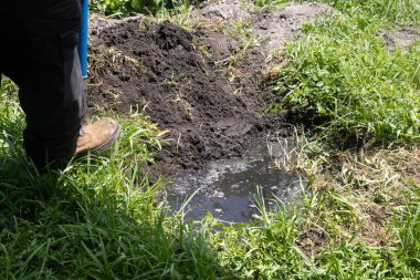 Bakım için bir fosseptik tankını boşaltmak