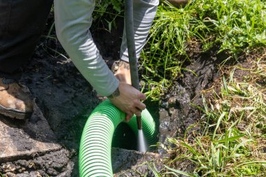Bakım için bir fosseptik tankını boşaltmak