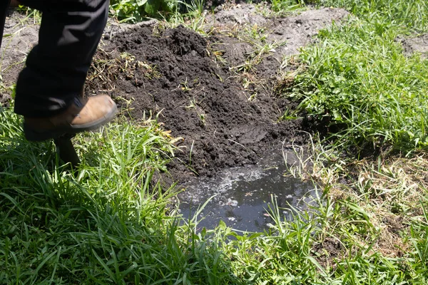 Bakım için bir fosseptik tankını boşaltmak