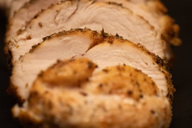 Koyu ve Beyaz Et Hindi, iki kişilik Şükran Günü için Kızartıldı