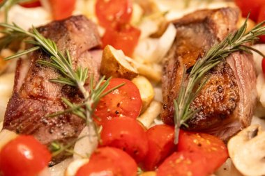 Kurutulmuş kuzu bifteği, sebze, domates, soğan ve mantar.