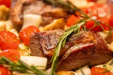 Kurutulmuş kuzu bifteği, sebze, domates, soğan ve mantar.