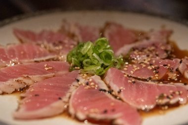 Süslü Ponzu soslu ton balığı.