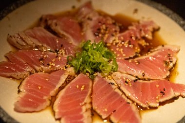 Kurutulmuş Ahi Tuna Tataki Ponzu sosunun üzerine serilmişti.