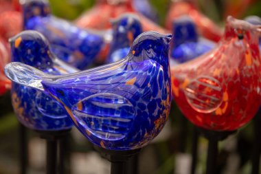 Bahçe için kazıkta kuşların güneş camı süslemesi