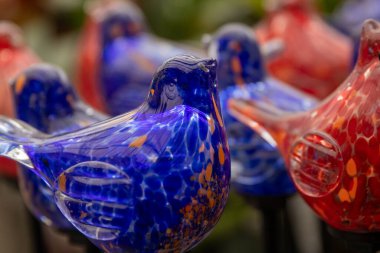 Bahçe için kazıkta kuşların güneş camı süslemesi