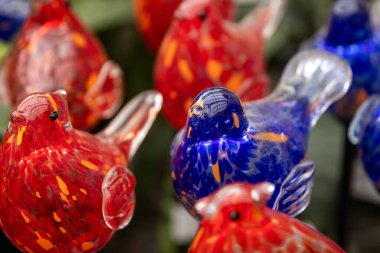 Bahçe için kazıkta kuşların güneş camı süslemesi