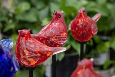 Bahçe için kazıkta kuşların güneş camı süslemesi