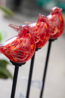 Bahçe için kazıkta kuşların güneş camı süslemesi