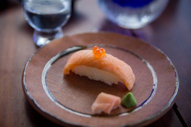 Balık yumurtalı Sake Suşi (Ikura) olarak da bilinir.