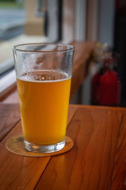 Barda yudumlanmış tek bir bira.