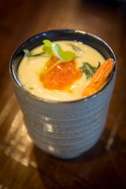 Japon Chawan Mushi ikura ve karidesle süslenmiş.