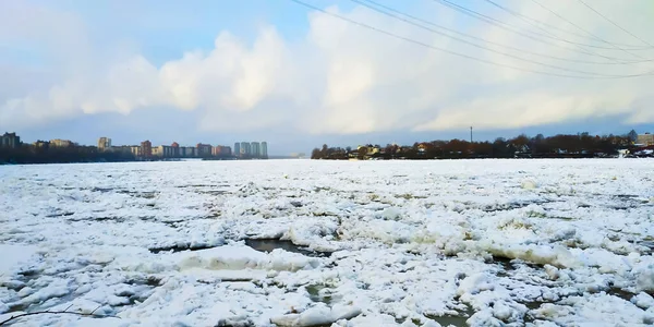 Заснеженная Деревня Среди Заснеженных Лесов Крупным Планом — стоковое фото