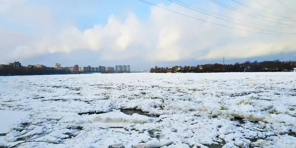 Заснеженная Деревня Среди Заснеженных Лесов Крупным Планом — стоковое фото