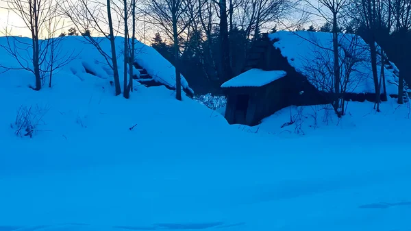 Aldeia Coberta Neve Entre Floresta Coberta Neve Close — Fotografia de Stock