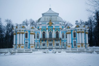 Karla kaplı bir parkta eski bir bina, açık havada yakın plan. 