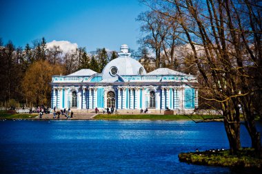 Açık hava parkında eski mavi bir bina. 