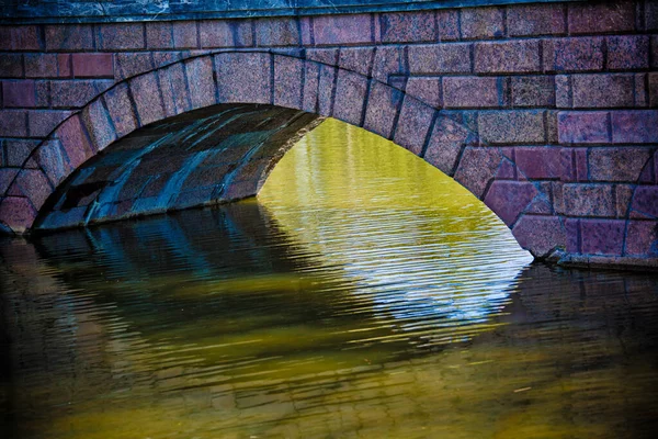 Klasik Kahverengi Tuğla Köprüyü Kapatın — Stok fotoğraf