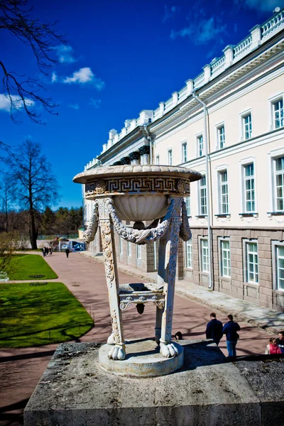 野外公園にある古い青の建物で — ストック写真