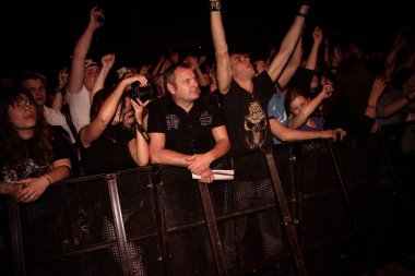 Bir grup taraftar yakın plan konserde çitin arkasında.