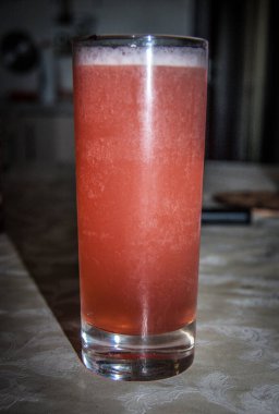 Ev yapımı kırmızı limonatalı cam bardak. 