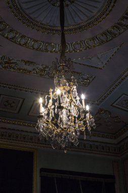 Metal ve camdan yapılmış klasik lamba. 